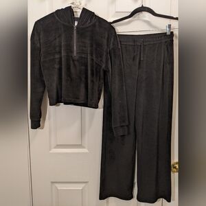 YOGALICIOUS Girls 2-Piece Velour Outfit Size Youth L (12) Black in Color, EUC.